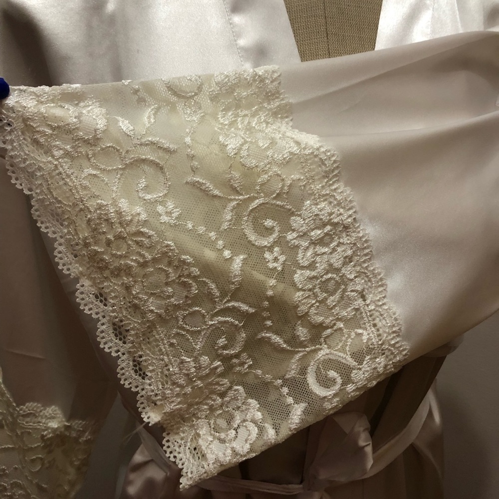 👰🏿👰🏽👰🏻👰🏼LACE BRIDE ROBE 💍👰🏻👰🏼👰🏿👰🏽 - Picture 7 of 7